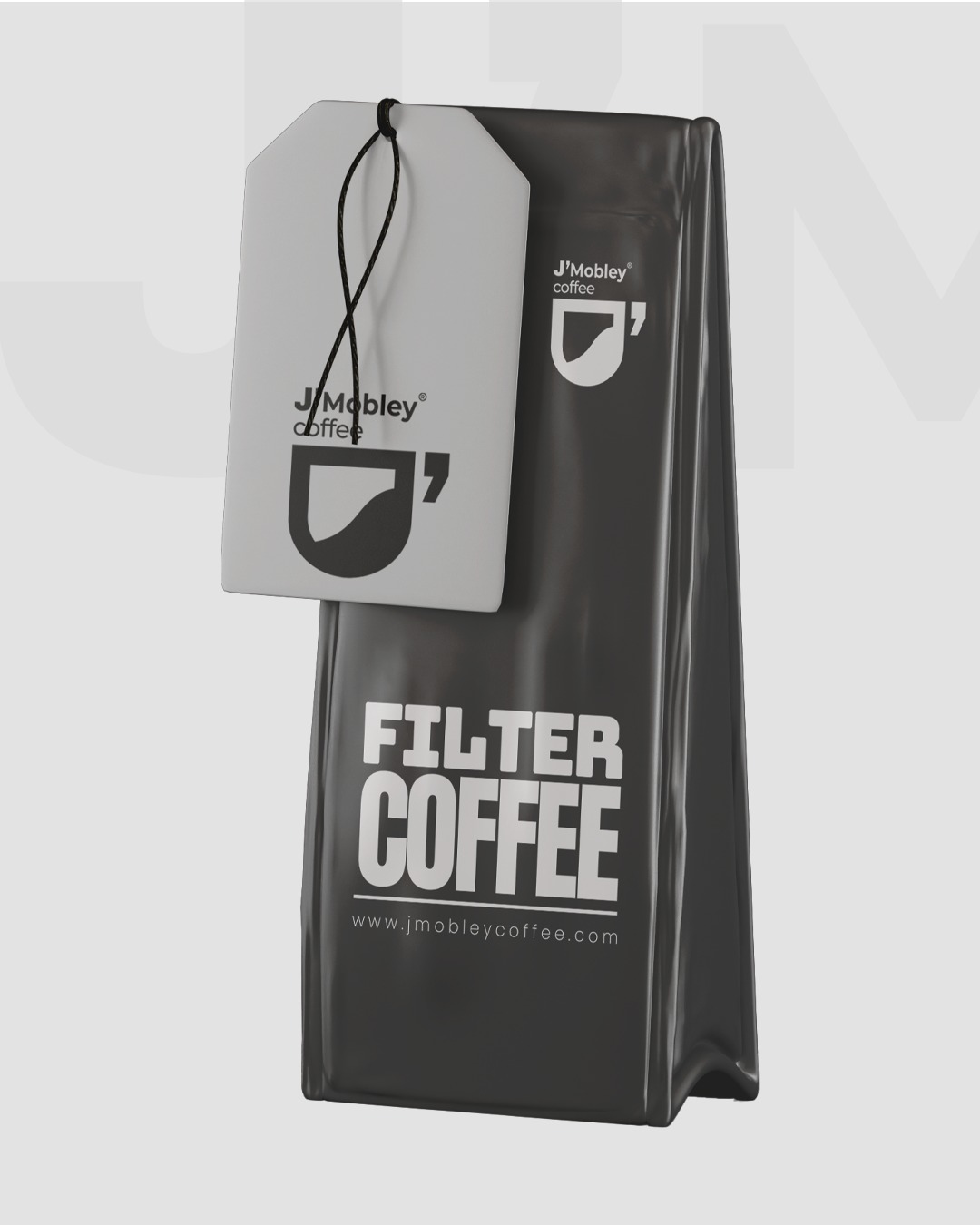 Kahvesiz bir tasarım süreci? İmkansız. Üçüncü nesil kahveciliği seviyoruz çünkü bu sektörü sadece tasarlamıyoruz, aynı zamanda yaşıyoruz. J'Mobley Coffee'nin tasarımı, kahve ritüelini modern bir kimlikle buluşturuyor. #jmobley #coffee #packaging